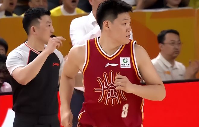 1-1！卫冕冠军拒绝出局 山西男篮主场球迷不满吹罚，怒斥裁判