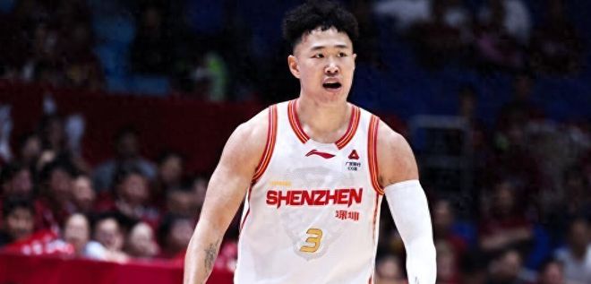 曾凡博带伤坚持上阵，高效砍下高分，强势打乱广东防线