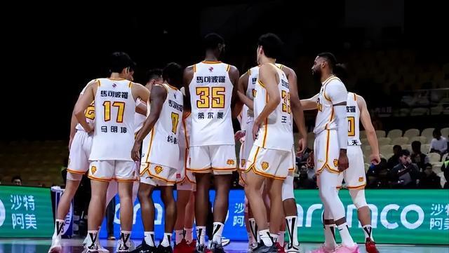 CBA四强轮廓初现，胡金秋17+11定乾坤，内线为王的时代又回来了？