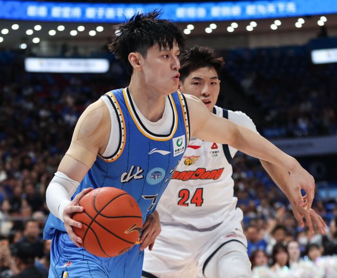 北京逆转广东总分2-1晋级！周琦18+8+4帽曾凡博14分 下轮战上海