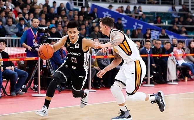 广东季后赛崩盘，73-88负北京，胡明轩难救主