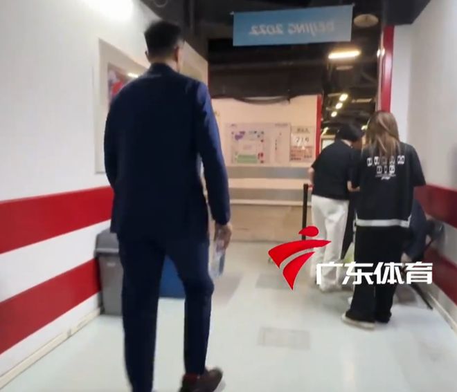 广东回更衣室动态！杜锋落寞，崔永熙绑冰袋，王少杰哭红鼻子！