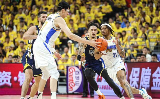 8投狂砍18分8板4帽！这才是CBA第一中锋，许利民冲冠的头号杀手锏