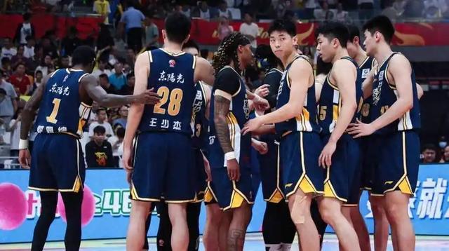 京粤生死战88-73逆转！北京晋级，赵睿拥抱旧友引热议