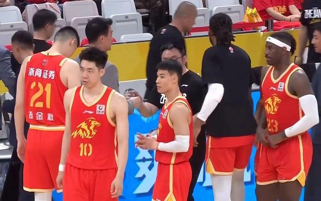 广厦男篮24分大胜，2-1淘汰山西晋级四强，胡金秋15+7险受伤