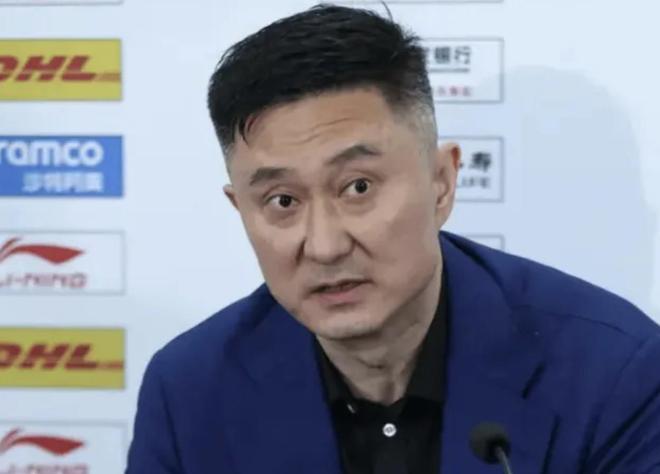 郭艾伦解说：杜导现在是老教练了，不管输赢都面不改色心不跳