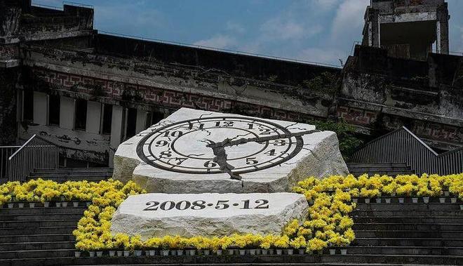 被姚明抱着上奥运的抗震小英雄，曾发誓考上清华，18年后成了这样