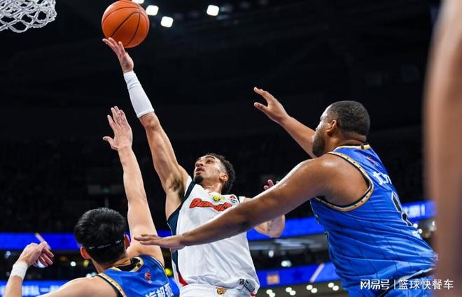 狂轰64分17板11助！奎因这两战杀红眼：广东下赛季该提前续约他