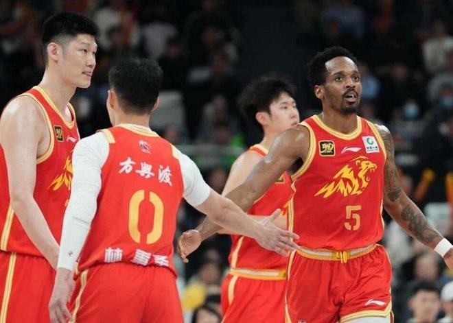 广厦男篮91-67大胜山西，孙铭徽复出胡金秋险受伤 半决赛对阵深圳