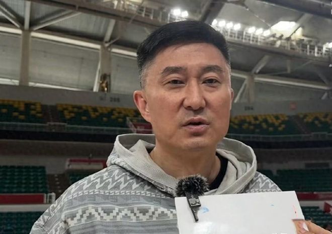 岳父是体育总局主任，岳母是国家队教练，如今他胜任广东篮协会长