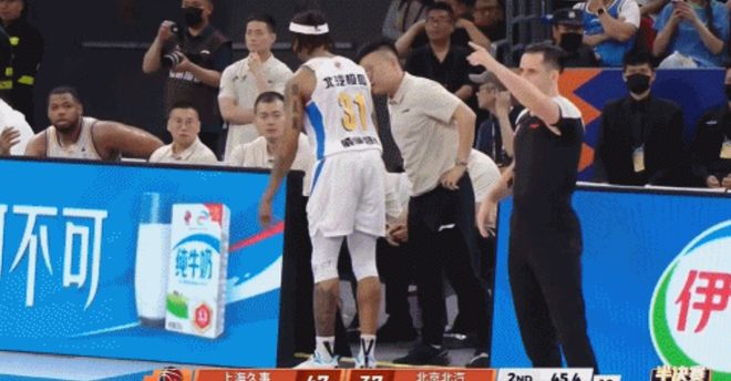 北京男篮遭打击：阿隆德斯左腿拉伤提前退赛 13分钟高效14分