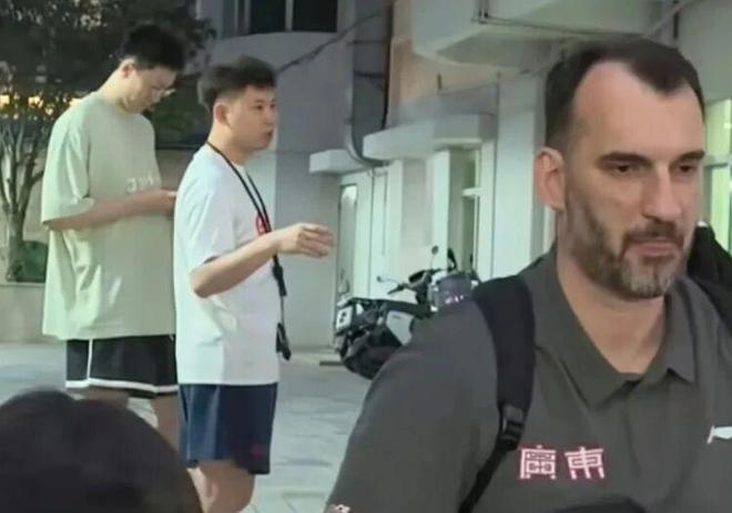 广东男篮动态！杜锋好帮手离队，杜润旺确定手术，徐杰将赴美特训