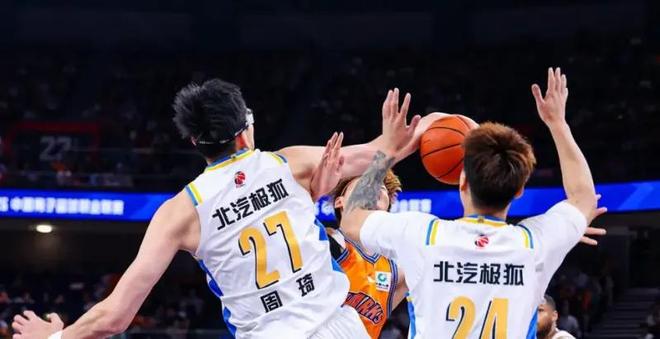 北京丢G1许利民用人太死板！末节双塔体能下滑不换，首发也该调了