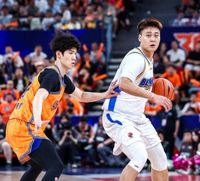 1-0开门红！上海男篮暴露3短板，周琦克星没发威，国手三分不给力