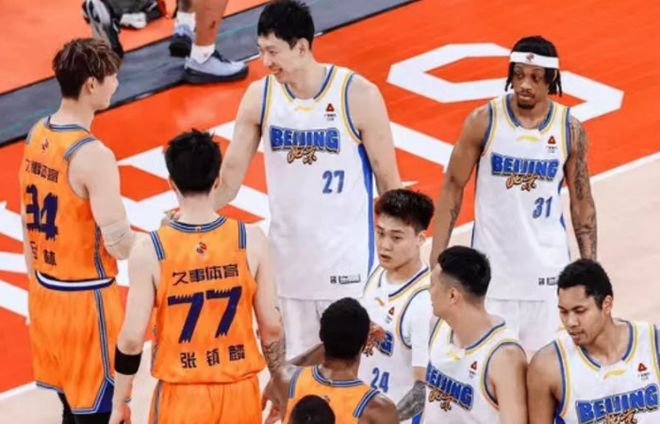 随着上海5分险胜，CBA季后赛最新排名如下！北京0-1落后周琦13+9