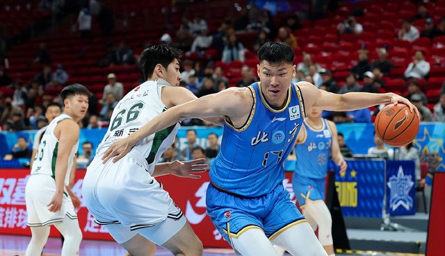 CBA全明星中锋郁郁不得志！签下四年顶薪合同，却被主教练弃用