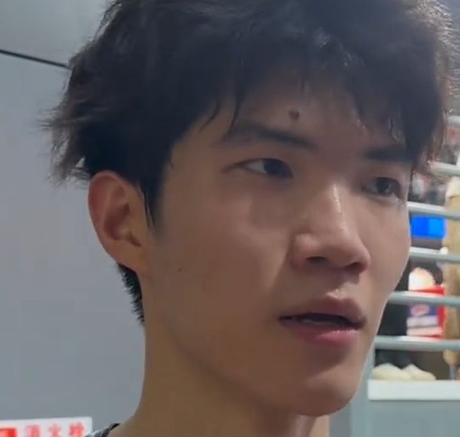 上海夺G1沪媒采访球员！小偰亲承有压力保持拼劲，刘铮笑谈歇大了