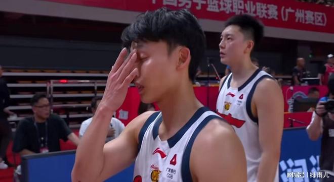 逼卢伟放弃洛夫顿？北京双塔险些掀翻上海队，广东队迎来挖人机会