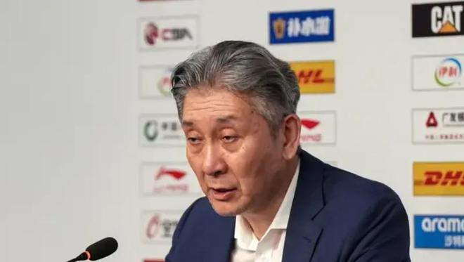 G1输广厦！郑永刚不满防守、篮板、失误，回应史密斯只是轻微拉伤