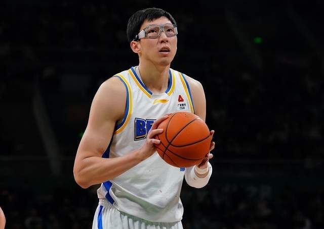 全场唯一两双！周琦够硬气，独砍11+10，碾压王哲林，许利民放心