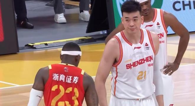 罚球12-27！31分猛男成战犯！MVP生无可恋，深圳0-2送广厦赛点