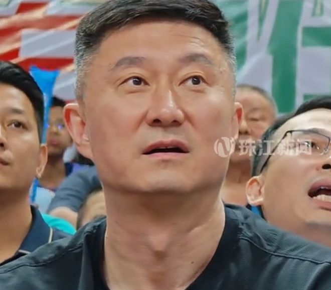 杜锋再观战粤BA！替徐杰转达对惠州队喜爱，并与球迷相约大排档！