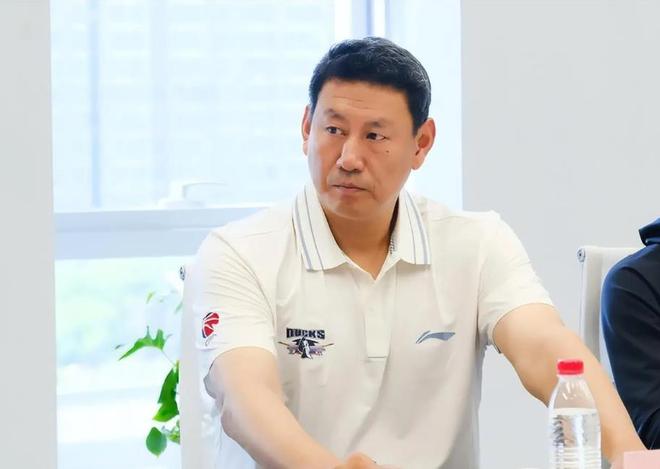首钢客场胜上海，李楠指导三后卫战术立功，这阵容比国家队强
