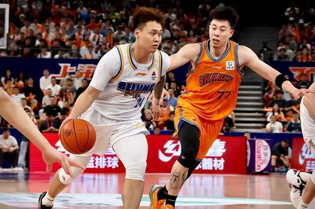 55-8！上海男篮输得真不冤，许利民用一招掀翻强敌，杨鸣一针见血