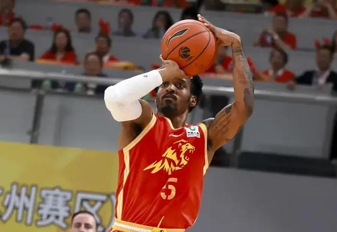 阵容优势太明显！深圳解决不了广厦三核，其余配角还各司其职！