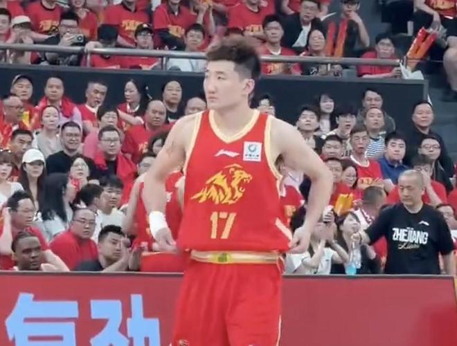 孙铭徽：打完比赛两只脚都肿的很大，希望帮助球队挺进总决赛