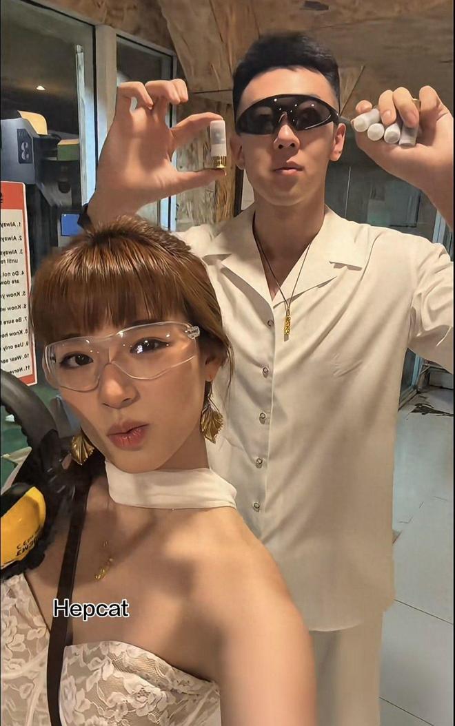 离开宏远5天，王少杰陪妻子去泰国旅游，玩枪、撸狮子好不快活