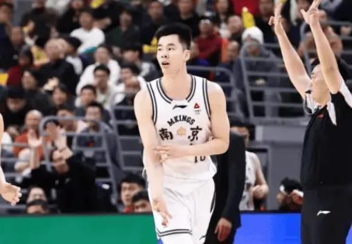 郭昊文第3次冲击NBA；徐昕赴美参加试训，可能成为文班亚马队友