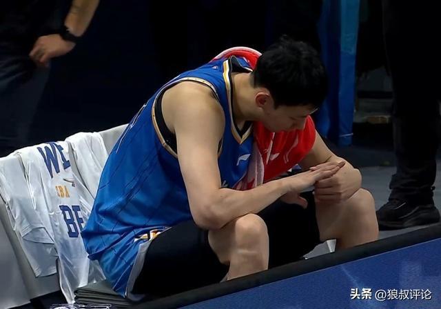 输球难掩沮丧情绪！周琦单场4帽被提前打卡 全场仅打18分钟惹争议