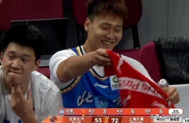 北京落后19分犯满离场在笑！赵睿连续点赞网友社媒抨击言论惹争议