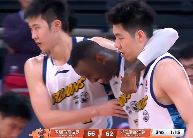突发，广厦队2米06内线悍将意外重伤，被队友搀扶下场！