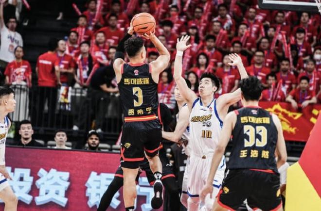 媒体人：深圳8人轮换拼命捍卫主场，首钢几位吊儿郎当的明星真该学学