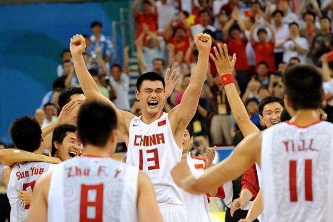 姚明怒吼！亚洲第一中锋4分钟5犯下场，中国男篮完美复仇韩国队
