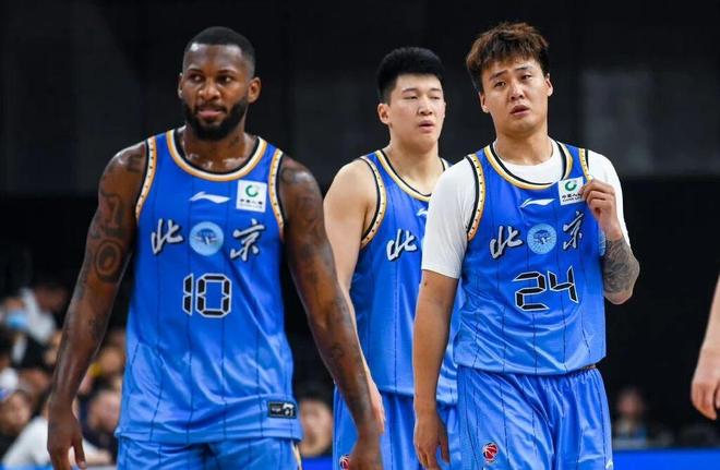 20分惊天逆转！上海男篮3-1淘汰北京晋级决赛，刘铮洛夫顿大爆发