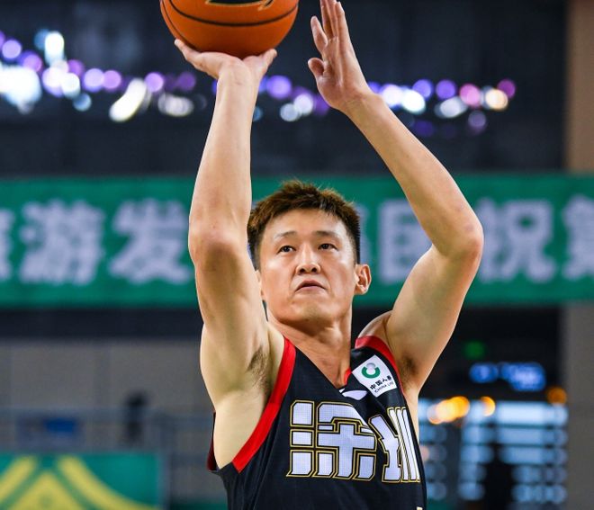 队魂！36岁周鹏献制胜三分获盛赞 15分钟8分创今年季后赛新高