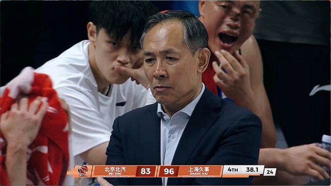 中场发生什么！北京男篮单节溃败出局，球迷动容痛哭：许利民下课