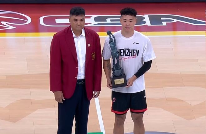 最没有担当的MVP？躲底角连球不敢接，球迷：对不起这群队友