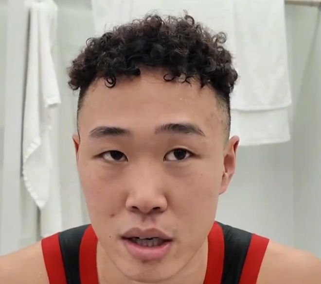 深圳被淘汰更衣室采访！贺希宁为本赛季成绩开心，寄语自己更全面