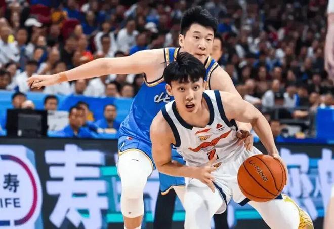广东男篮动态速递！优先续约权给到奎因和萨姆纳，陈老板亲自总结赛季，徐杰改变夏天计划