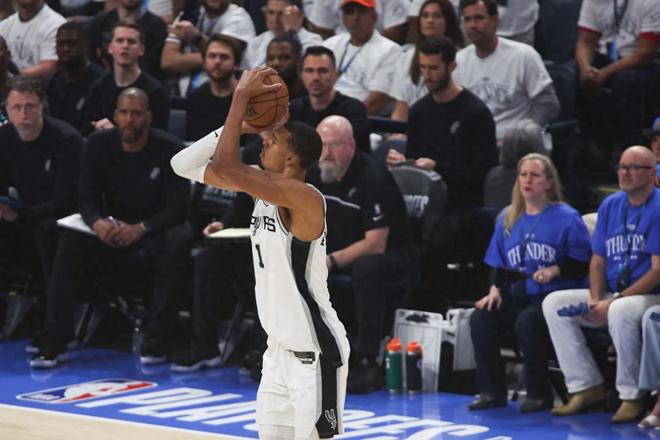 48盖帽+15三分，文班你太狠了，又创造80年NBA独一无二的纪录