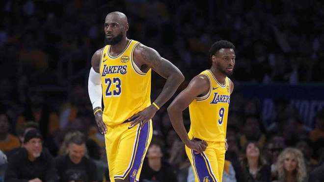 湖人队第三场比赛获胜后，道奇队向他们表示祝贺