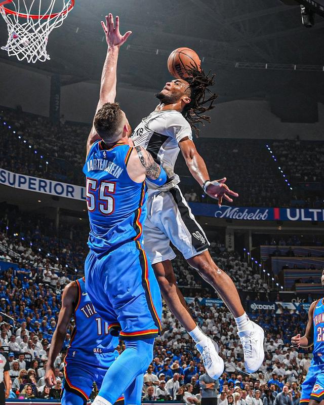世界名画！马刺小将惊天隔扣雷霆七尺巨汉！文班划水他却杀疯了
