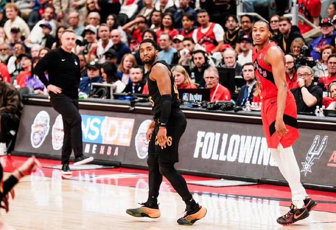 爆冷2-2逆袭！骑士惜败猛龙，米切尔24中6，哈登离冠军越来越远