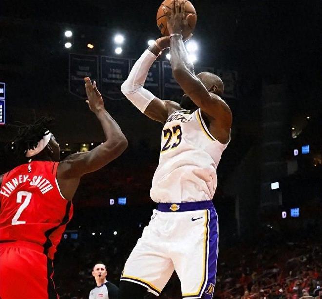 火箭大胜湖人！阿门23+7，老詹9中2，8失误，艾顿19+10遭驱逐