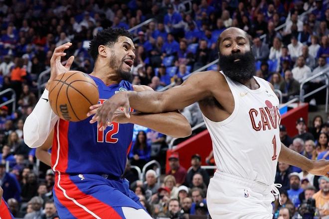 哈登30+8+3帽创NBA历史第1神迹，还刷爆纪录，骑士逆转活塞夺赛点