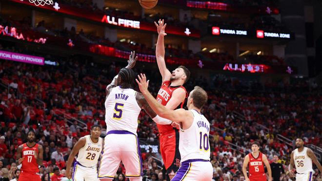 火箭主帅抨击湖人艾顿在G4被驱逐出场太轻：判罚标准比以前宽松了